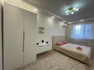 塔尔迪科尔Nova Center - SQ的一间卧室配有床、橱柜和窗户
