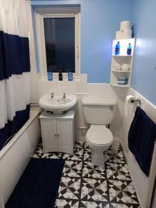 普雷斯科特Twin room in Prescot Homestay的浴室配有白色卫生间和盥洗盆。