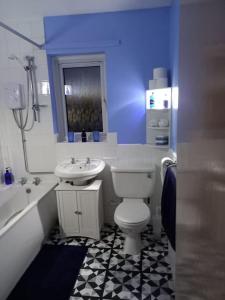 普雷斯科特Twin room in Prescot Homestay的浴室配有白色卫生间和盥洗盆。