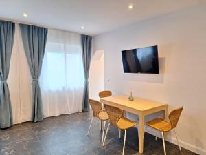 普克斯多夫Apartment Purkersdorf bei Wien Top 4的一间带桌椅的用餐室