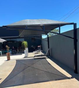 多拉杜斯JOTA Área de Lazer的一个带黑色天篷和滑板坡道的庭院