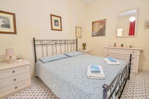 皮昂比诺Bilocale vista mare al Castello的一间卧室配有一张床,上面有两条毛巾