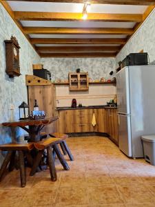 圣巴托洛梅CASA PABLITO的厨房配有桌子和冰箱