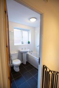 曼彻斯特Entire 1 Bedroom House in Manchester的浴室配有卫生间、浴缸和水槽。