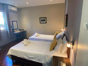 马普托HOTEL RESIDENCIAL CITY的酒店客房设有两张床和窗户。