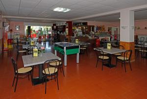 维韦罗内campeggio internazionale del sole的餐厅设有桌椅和一张桌子,并提供游戏