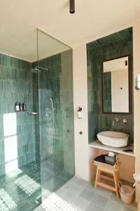 迈伊斯蒂Casa Mediterraneo Hotel的一间带玻璃淋浴和水槽的浴室