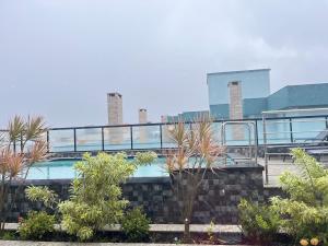 弗洛里亚诺波利斯Studio的一座带游泳池和一些树木的建筑