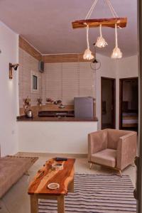 达哈布Anne的客厅配有咖啡桌和沙发