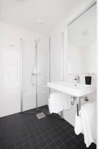 KottlaContemporary 2-BR with Workspace的白色的浴室设有水槽和淋浴。