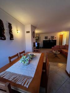 阿威罗Areal da Ria的客厅配有桌子和沙发