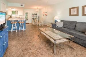 巴拿马城海滩Gulf Highlands Sea的客厅配有沙发和桌子