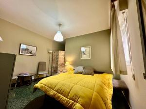 隆达朗达皇家中心公寓的一间卧室配有一张黄色棉被的床