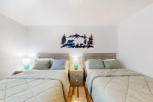 塔霍城Granlibakken Getaway - B的卧室配有两张床,墙上有标志