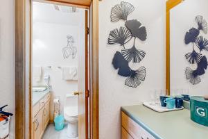塔霍城Granlibakken Getaway - B的一间带水槽、卫生间和镜子的浴室