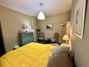 隆达朗达皇家中心公寓的卧室里设有一张黄色的床