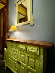 隆达朗达皇家中心公寓的绿色的橱柜,上面有镜子和灯