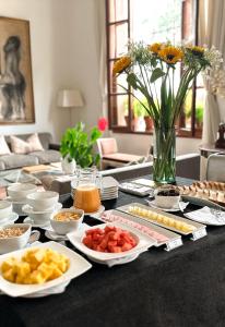 利马高尔夫精品酒店的一张桌子,上面放着食物和花瓶