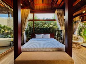 Buôn EnaoHapu Garden homestay的一间卧室设有一张床和一个大窗户