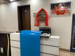 新德里Hotel Mini Residency - Hari Nagar Ghanta Ghar的 ⁇ 庙里的一个蓝色垃圾桶