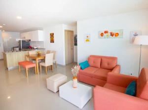 卡塔赫纳Acogedor Apartamento Marbella ideal familias的客厅配有沙发和桌子