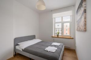 里加2-bedroom Stabu 87A apartment的一间卧室配有一张床,上面有两条毛巾