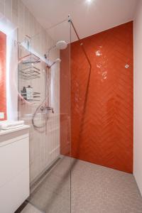 里加2-bedroom Stabu 87A apartment的浴室里设有玻璃门淋浴