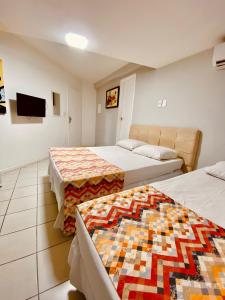 萨尔瓦多波尔图萨尔瓦多酒店的一间酒店客房,设有两张床和电视