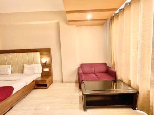 Hotel Rudraksh ! Varanasi ! fully-Air-Conditioned hotel at prime location with Parking availability, near Kashi Vishwanath Temple, and Ganga ghat的休息区