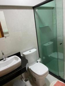 卢米亚Estalagem O Italiano的一间带卫生间和玻璃淋浴间的浴室