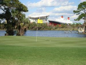 巴拿马城海滩Gulf Highlands Sea的湖中带旗帜的高尔夫球场