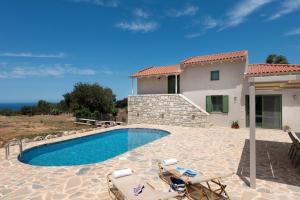 GállosSarpedon - Forest Villas Crete, near the beach的一座带游泳池和房子的别墅