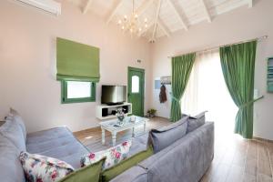 GállosSarpedon - Forest Villas Crete, near the beach的客厅配有沙发和桌子