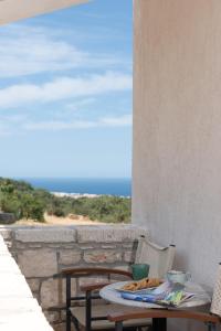 GállosSarpedon - Forest Villas Crete, near the beach的阳台上的餐桌上放着一盘食物