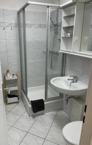 库克斯港Haus Baltic Koje 04的带淋浴和盥洗盆的浴室