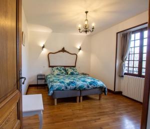 EyzeracNouzet gites et lits的一间卧室配有一张床和一个吊灯