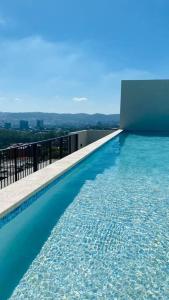 Colonia San BenitoEntire Beautiful condo with rooftop pool and gym的一座大楼顶部的游泳池