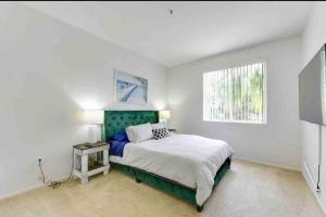 洛杉矶HubLife Your Private Oasis in the Heart of Marina del Rey的一间卧室设有一张大床和一个窗户。