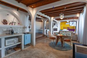 拉夫拉斯诺瓦斯Pousada Loft da Serra的厨房以及带桌椅的起居室。