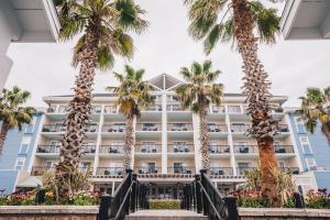 棕榈岛Wild Dunes Resort - Sweetgrass Inn and Boardwalk Inn的前面有棕榈树的酒店