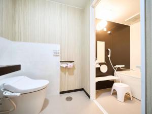 大垣Okasan Hotel - Vacation STAY 45146v的一间带卫生间和水槽的小浴室
