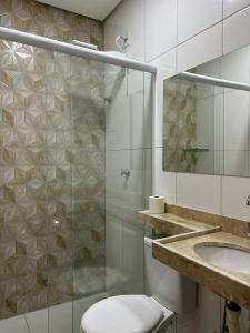 IbiapinaHotel Carvalho的带淋浴、卫生间和盥洗盆的浴室