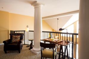棕榈岛Wild Dunes Resort - Sweetgrass Inn and Boardwalk Inn的阳台配有桌椅。