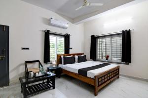 KhandagiriOYO Flagship SS INN Hotels & Homes的一间卧室设有一张大床和一个窗户。