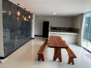 塞拉Casa dos Amon的厨房中间的木桌