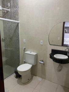 阿拉皮拉卡CONFORT HOTEL ARAPIRACA的浴室配有卫生间、盥洗盆和淋浴。