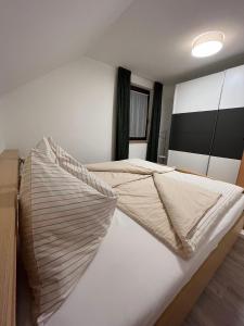 玛丽亚普法尔FeWo HansUndChrista的一张床上有两个枕头的房间
