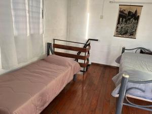 弗赖本托斯María Chusena alojamiento 2的一间卧室配有两张床和椅子