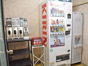 EchizenHotel Akaboshitei - Vacation STAY 57417v的冰箱旁的商店里的自动售货机