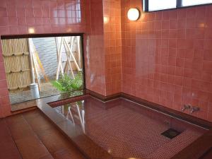 EchizenHotel Akaboshitei - Vacation STAY 57417v的红色瓷砖浴室设有窗户和浴缸